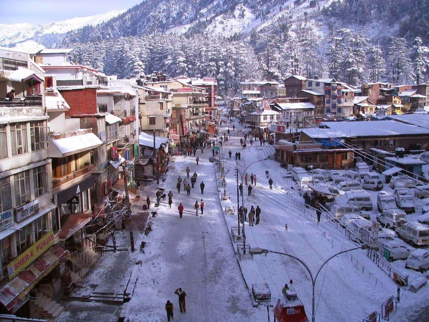 The Mall Road , Manali